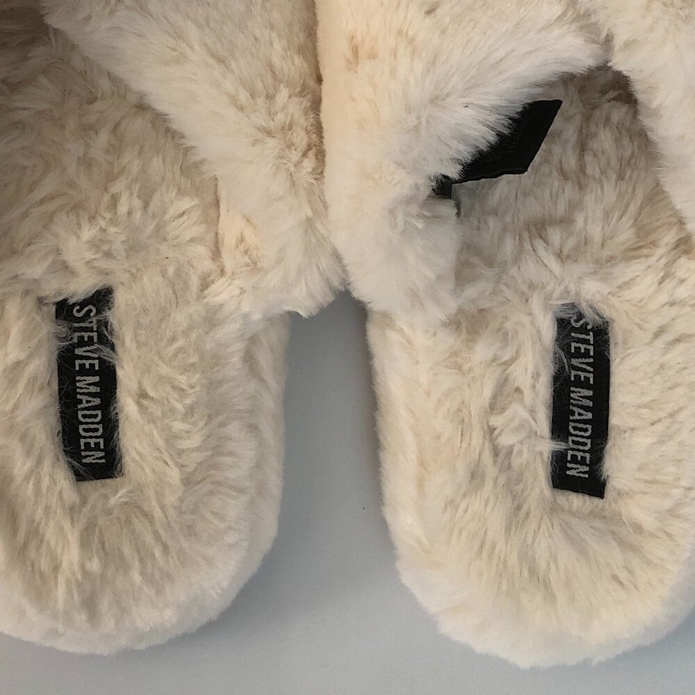 Steve Madden cozy white chunky faux fur slippers - Picture 3 of 3